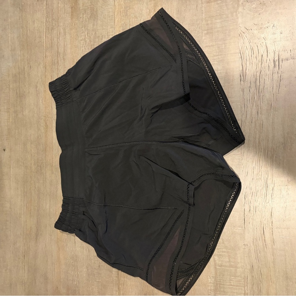 Lululemon hotty hot high rise 4” lace trim short - black - Picture 3 of 3